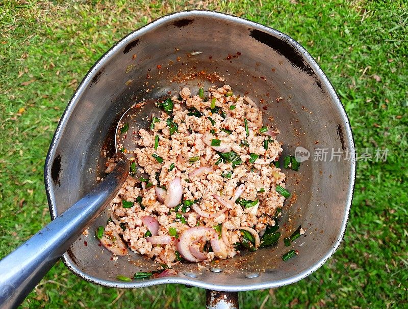 肉末辣味沙拉(Larb Moo) -泰式食物准备。